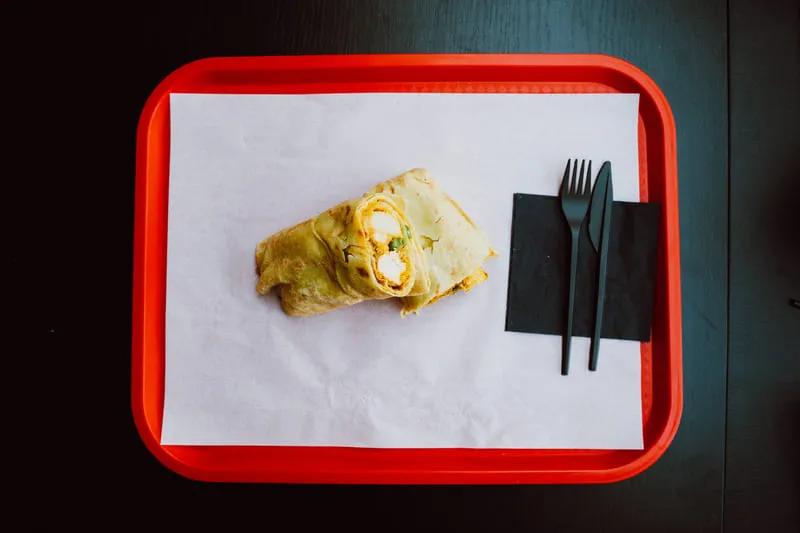 Een roti wrap met kip, gefotografeerd van dichtbij.